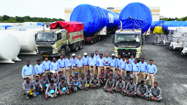 యుఎస్‌కు ఎగుమతి చేస్తున్న ట్యాంకులతో విఆర్‌వి సిబ్బంది