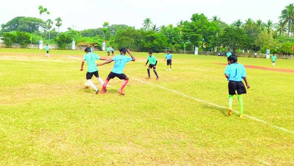 హోరాహోరీగా ఫుట్‌బాల్‌ పోటీలు