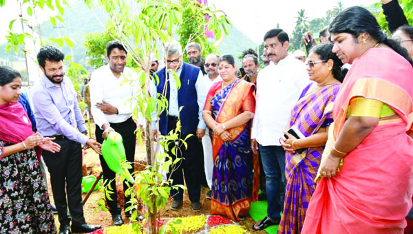 మొక్కలు నాటుతున్న పిఎంఒ అదనపు కార్యదర్శి అతీష్‌ చంద్ర