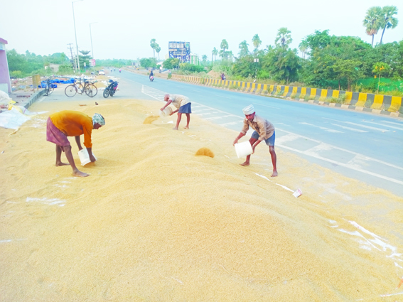 పిఠాపురం రోడ్డులో