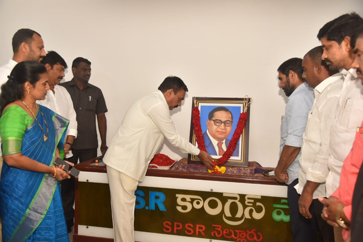 అంబేద్కర్‌ చిత్రపటానికి నివాళి అర్పిస్తున్న మంత్రి