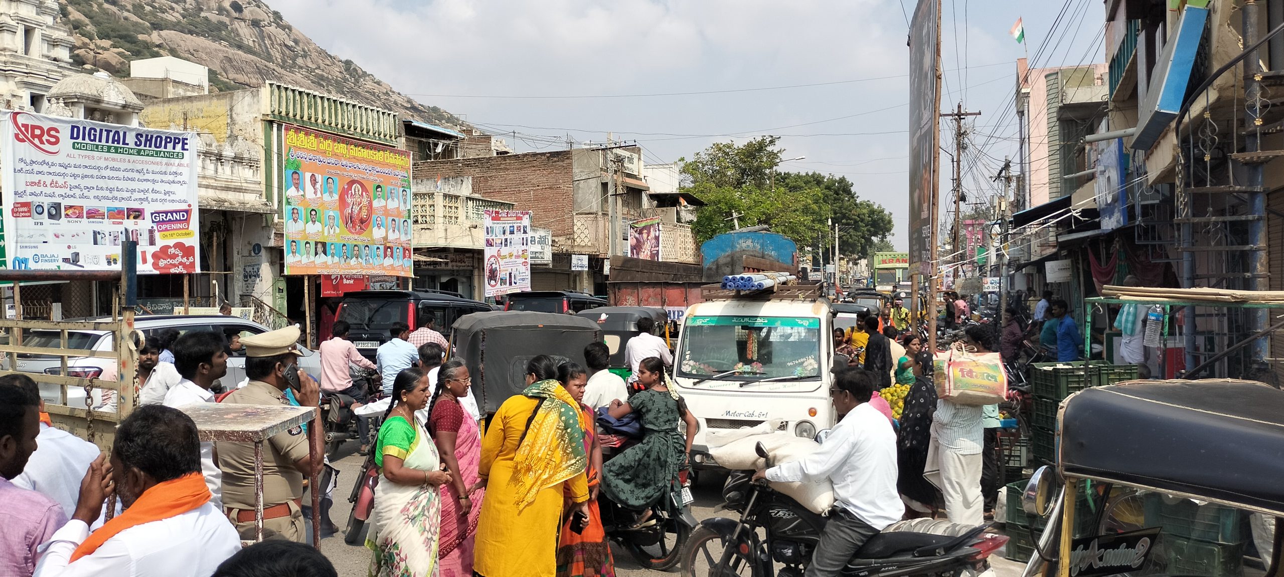 రాయదుర్గంలో ట్రాఫిక్‌ కష్టాలు