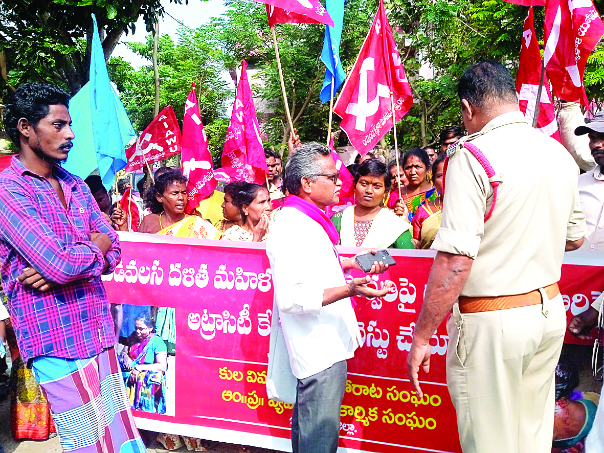 మండలంలో చీడివలసకు చెందిన దళిత మహిళ కాయ పార్వతిపై మరణాయుధాలతో దాడికి పాల్పడిన పెత్తందారులను వెంటనే అరెస్టు చేయాలని వ్యవసాయ కార్మిక సంఘం జిల్లా ప్రధాన కార్యదర్శి గంగరాపు సింహాచలం, కుల వివక్ష వ్యతిరేక పోరాట సంఘం జిల్లా కార్యదర్శి జోగి గన్నయ్య, సిఐటియి జిల్లా సీనియర్‌ నాయకులు ఆర్‌.సురేష్‌బాబు డిమాండ్‌ చేశారు. మండలంలోని చీడివలసలోను, తహశీల్దార్‌ కార్యాలయం