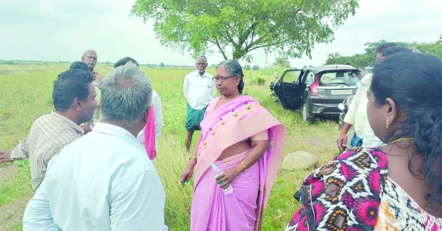 రైతులతో మాట్లాడుతున్న జిల్లా వ్యవసాయ అధికారి ఉమామహేశ్వరమ్మ