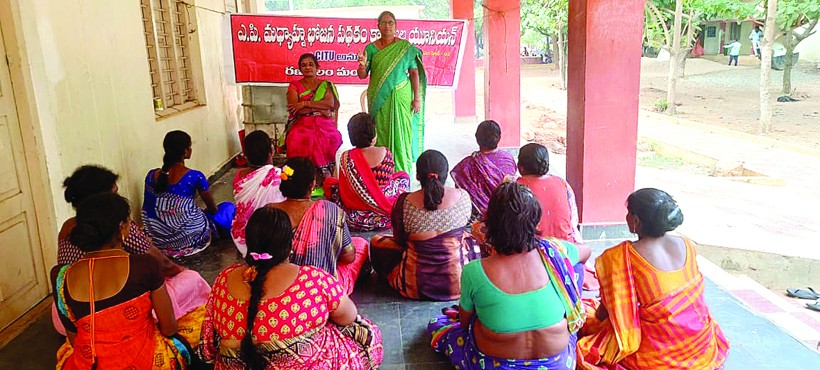 మధ్యాహ్న భోజనం పథకంలో పనిచేస్తున్న వంట కార్మికులకు కనీస వేతనాలు అమలు