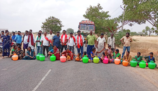 left parties protest for water