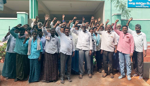 mirchi farmers protest in gampalagudem