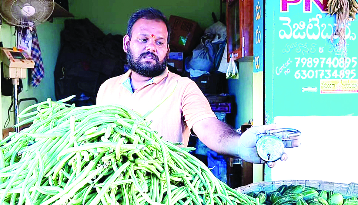 పలాస-కాశీబుగ్గ మున్సిపాలిటీ పరిధిలోని దొంగలు బీభత్సం సృష్టించారు. నిత్యం రద్దీగా ఉండే కాశీబుగ్గ పాత బస్టాండ్‌ ప్రాంతంలోని మహత్మగాంధీ షాపింగ్‌ కాంప్లెక్స్‌, ఐడిఎస్‌ఎంటి