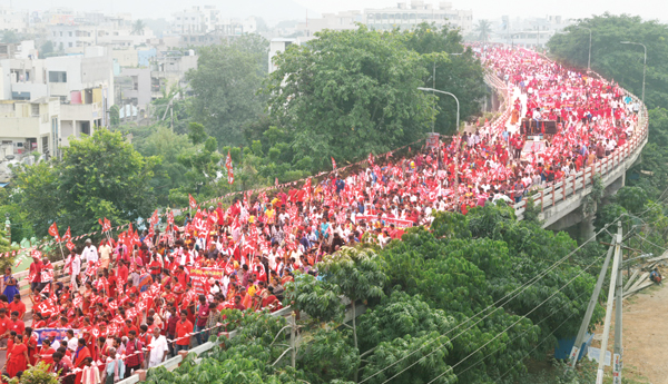 కదం తొక్కిన ఎర్రదండు