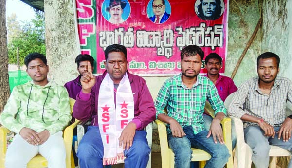 మాట్లాడుతున్న ఎస్‌ఎఫ్‌ఐ జిల్లా అధ్యక్ష కార్యదర్శులు