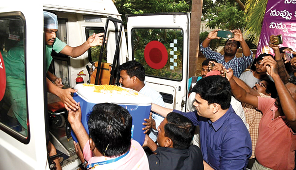 శ్రీకాకుళం నగరంలోని నానుబాలవీధి సచివాలయంలో విఆర్‌ఒగా పనిచేసిన బొనిగి మౌనిక తాను మరణిస్తూ అవయవ దానంతో ముగ్గురికి ప్రాణం పోసింది. మరో ఇద్దరి జీవితాల్లో