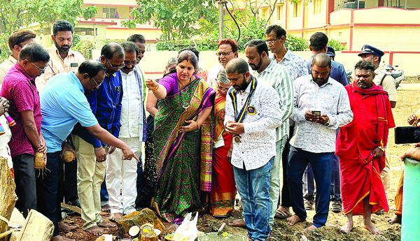 సామాన్యులకు రోటరీ క్లబ్‌ చేస్తున్న సేవలు అమోఘమని జెడ్‌పి చైర్‌పర్సన్‌ పిరియా విజయ అన్నారు. రోటరీ క్లబ్‌ ఆధ్వర్యాన సోంపేట ప్రభుత్వ బాలుర ఉన్నత పాఠశాల మైదానంలో