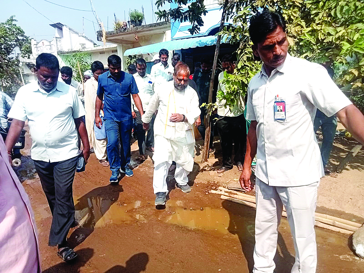 గ్రామానికి సరైన రోడ్డు సౌకర్యం లేదని, తాగడానికి కలుషిత నీరు తప్ప మంచినీరు లేదని, కాలువల్లేక మురుగునీరు రోడ్డుపైనే ఉండడంతో వ్యాధుల బారిన పడుతున్నామని బూర్జ మండలంలోని అయ్యవారిపేట గ్రామస్తులు శాసనసభ స్పీకర్‌ తమ్మినేని సీతారాం దృష్టికి తీసుకొచ్చారు. సమస్యలతో సహవాసం చేస్తున్నా పట్టించుకోరా అని గ్రామంలో శుక్రవారం నిర్వహించిన గడప గడపకు మన ప్రభుత్వం