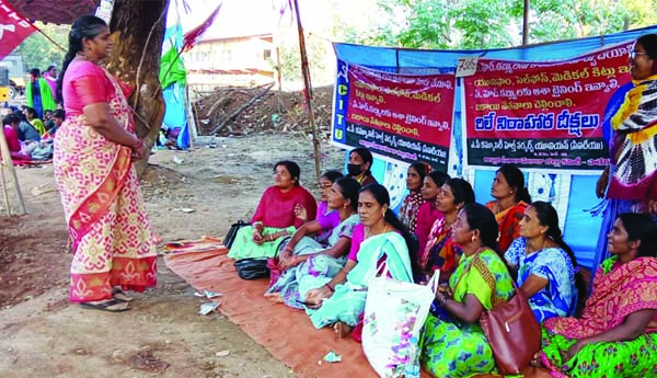 మాట్లాడుతున్న ప్రభావతి