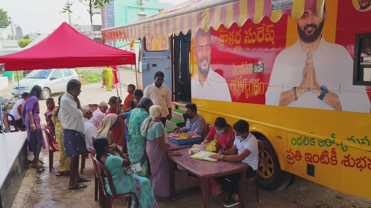 ఫొటో : ఉచిత వైద్య సేవలు అందిస్తున్న వైద్య సిబ్బంది